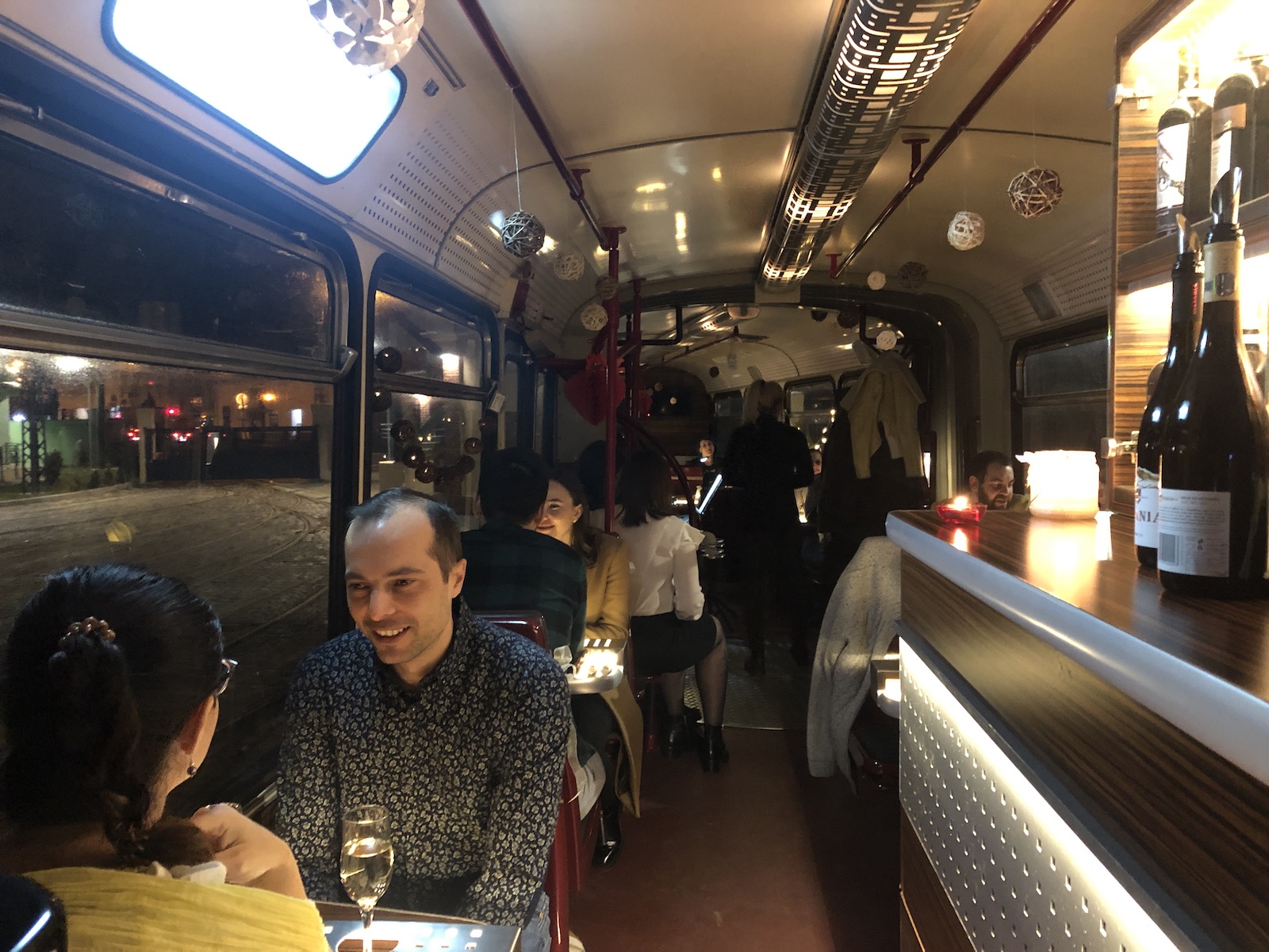VIDEO&FOTO/ O altfel de plimbare, de Dragobete. Cina în tramvai prin Timișoara, ca-n Milano sau Bruxelles