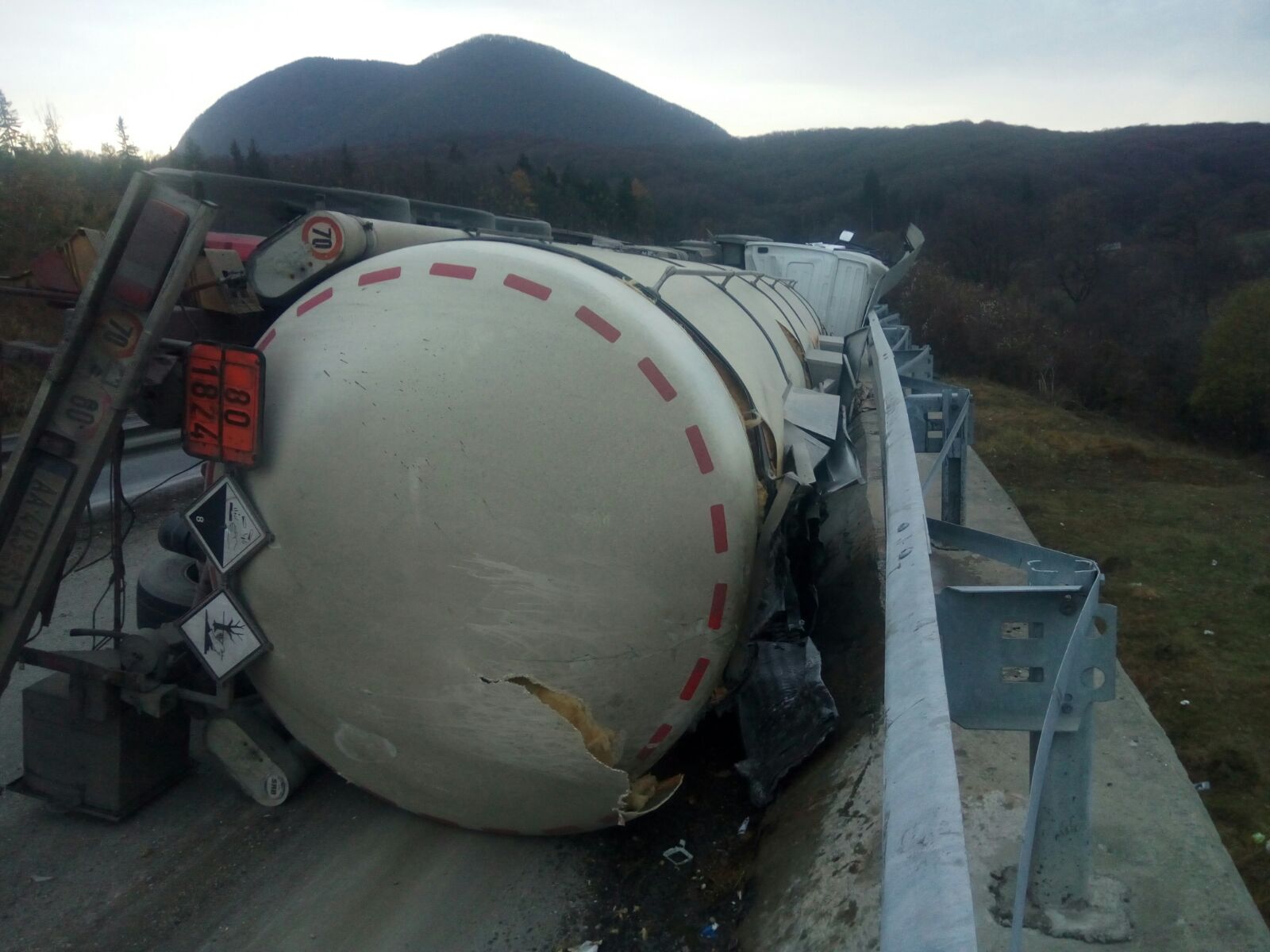 O cisternă încărcată cu sodă caustică lichidă s-a răsturnat pe DN1, în judeţul Braşov. Traficul este blocat|VIDEO&FOTO