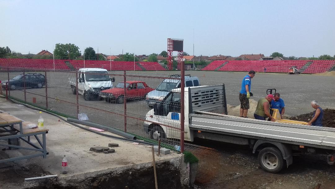 Pe arena ”Motorul” din Arad se montează covor sintetic / GALERIE FOTO