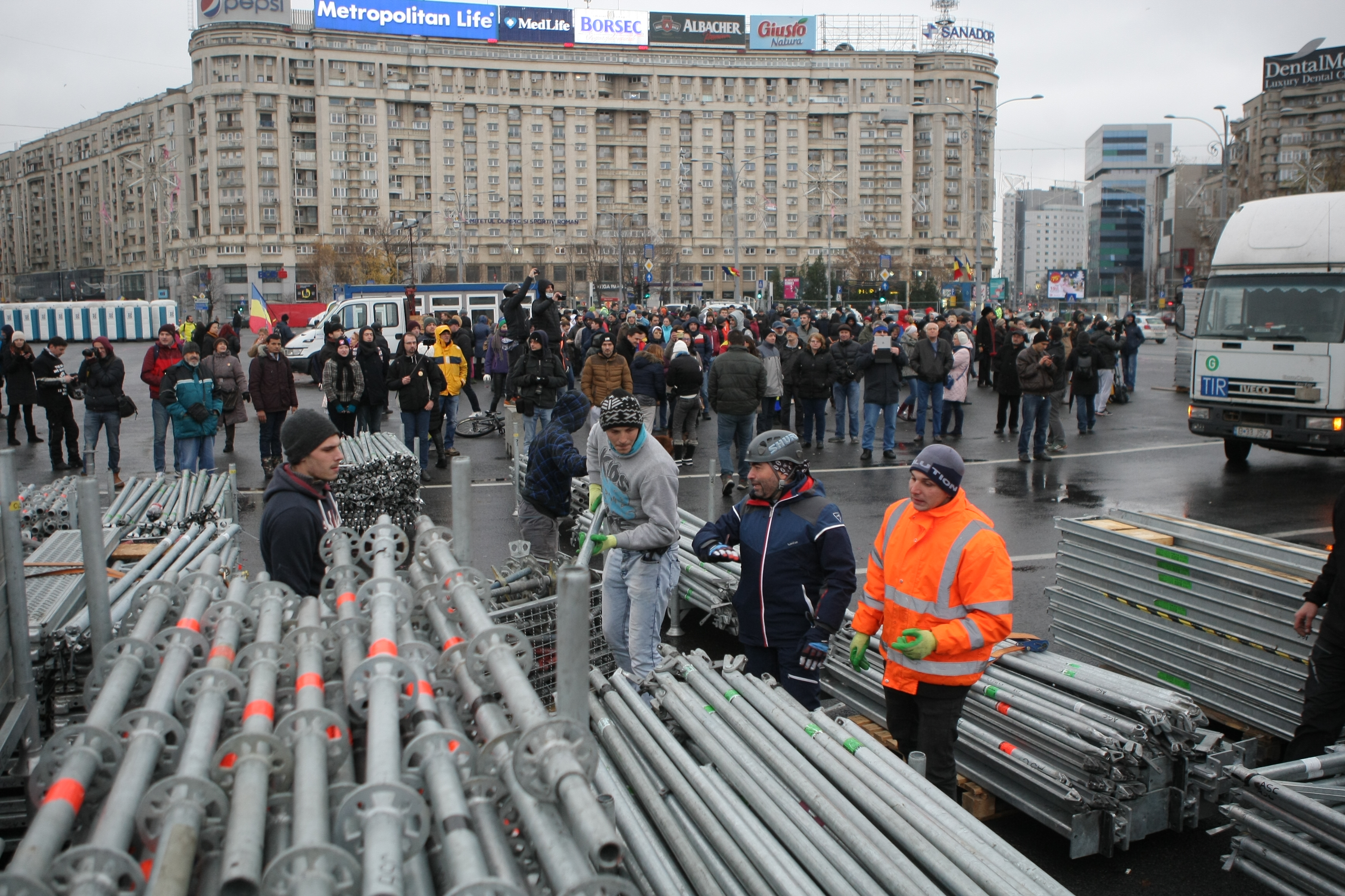 UPDATE. Protest și incidente în Piața Victoriei. Anchetă MAI după împiedicarea organizării târgului de Crăciun/ FOTO