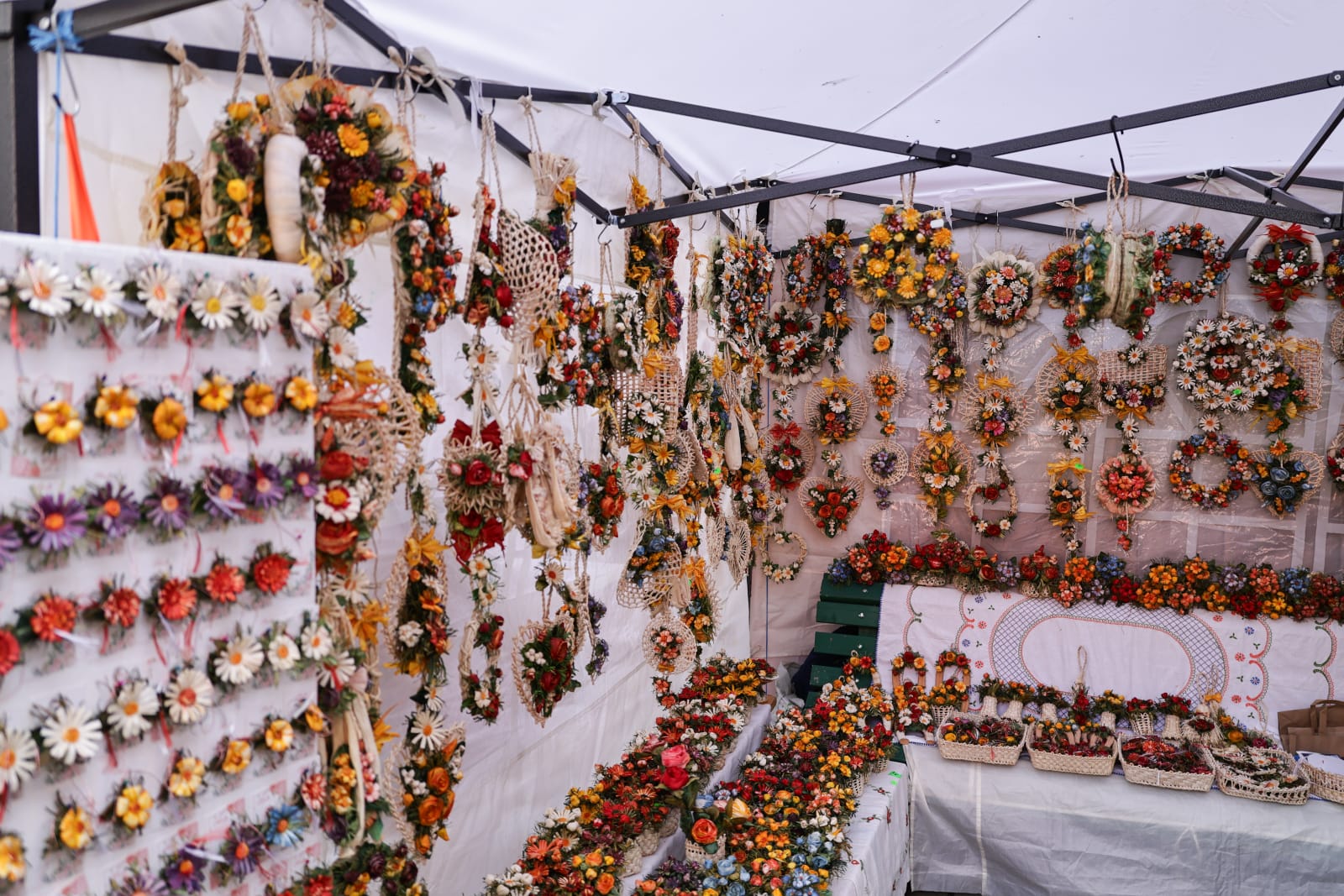 De la mărțișoare handmade la adevărate bijuterii din aur și argint: ce prețuri găsești la Târgul Mărțișorului 2026
