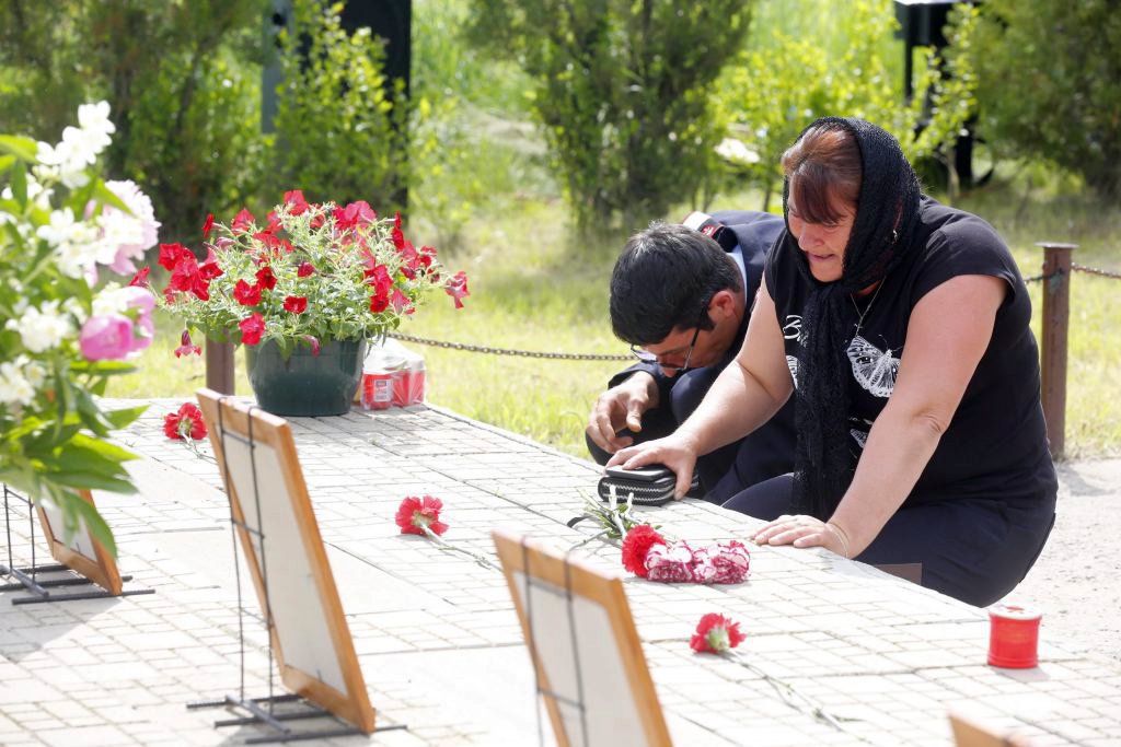 15 ani de la tragedia de la Mihăilești. Rudele celor care și-au pierdut viața și supraviețuitorii au aprins o lumânare la locul accidentului: “Este greu și după 15 ani și cred că va fi greu și după 20”