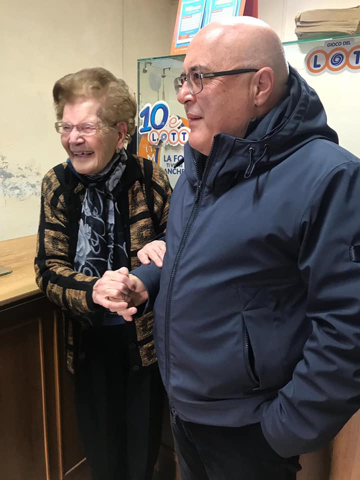 FOTO | Neînfricată la 90 de ani! O bătrână a devenit vedetă după ce a alungat un hoț înarmat