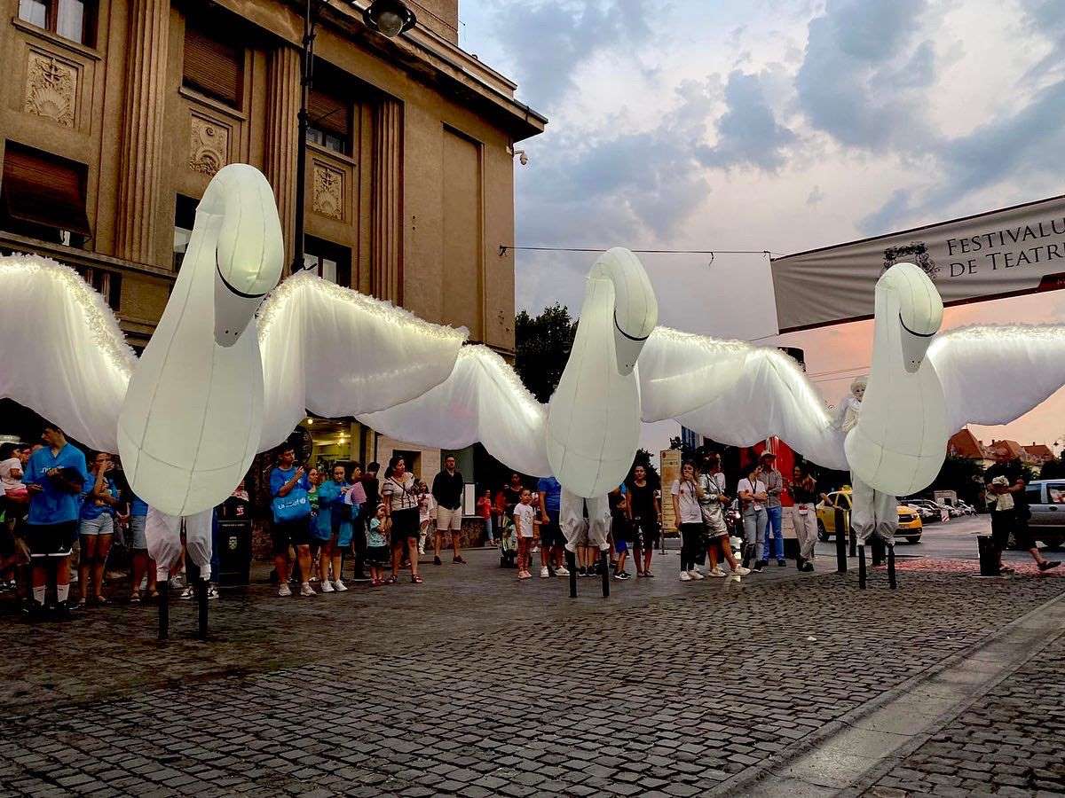 Recomandare de weekend: Festivalul de Teatru de Stradă din București. Râul Dâmbovița, scenă pentru „două spectacole nocturne pe apă”