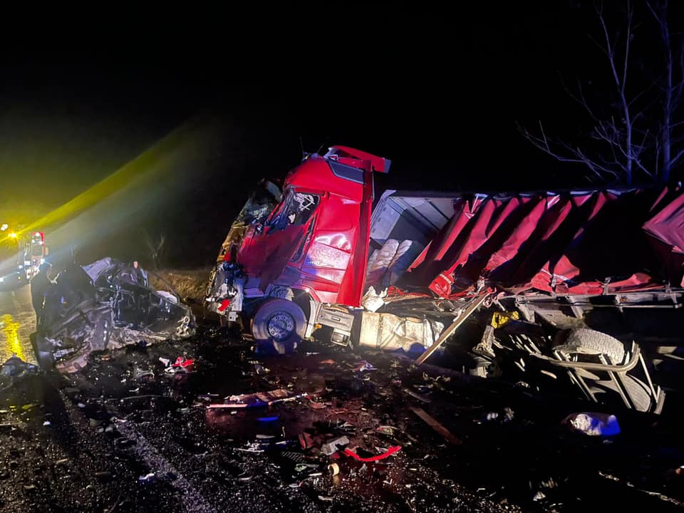 Filmul accidentului cu patru morți de la Cornea. Fiul de 14 ani al șoferului vinovat a fost scos după 2 ore de sub camion