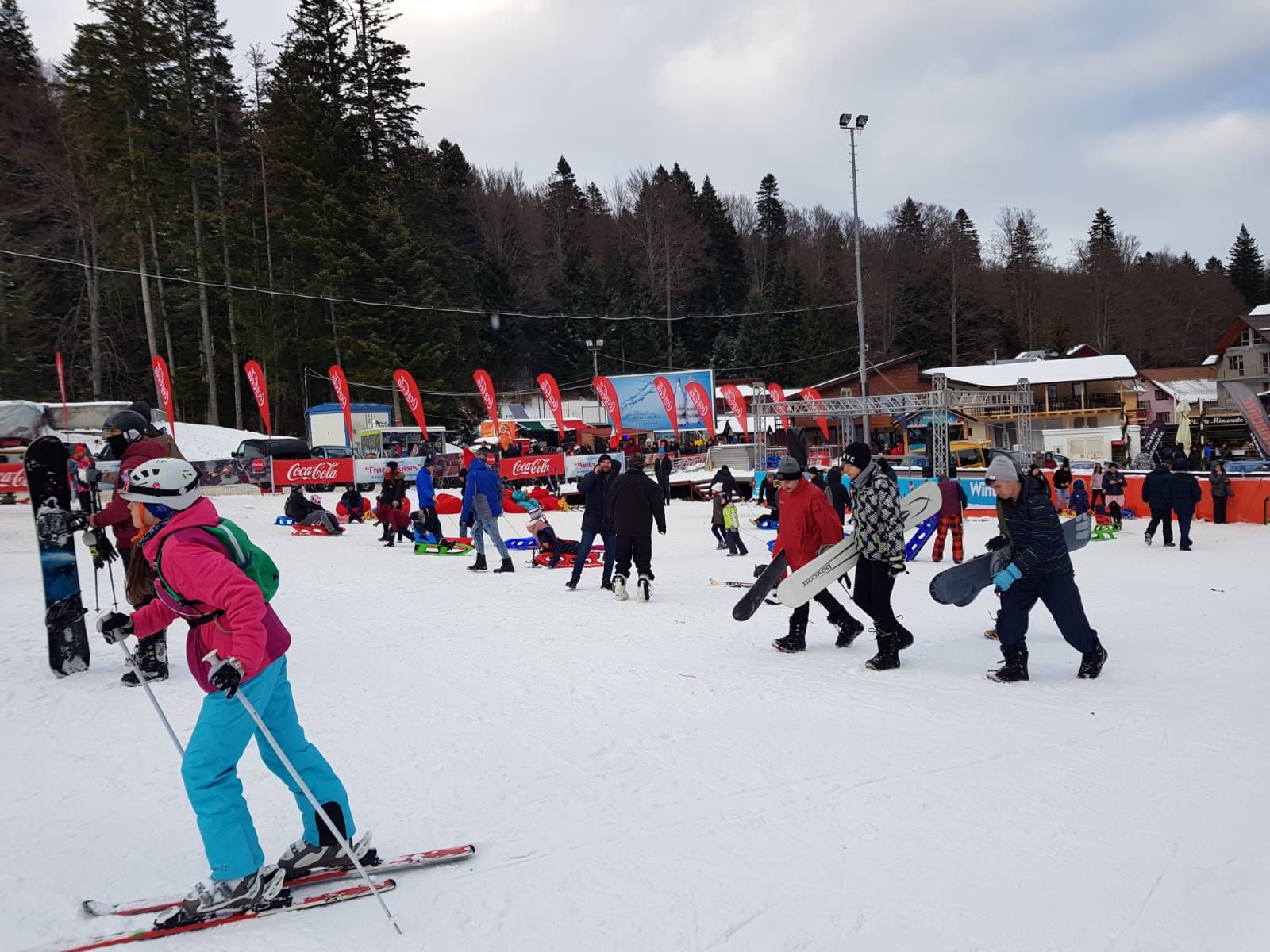 FOTO/ Pârtiile de pe Valea Prahovei au fost arhipline în primele zile ale noului an. La Azuga, încep taberele de schi pentru copii