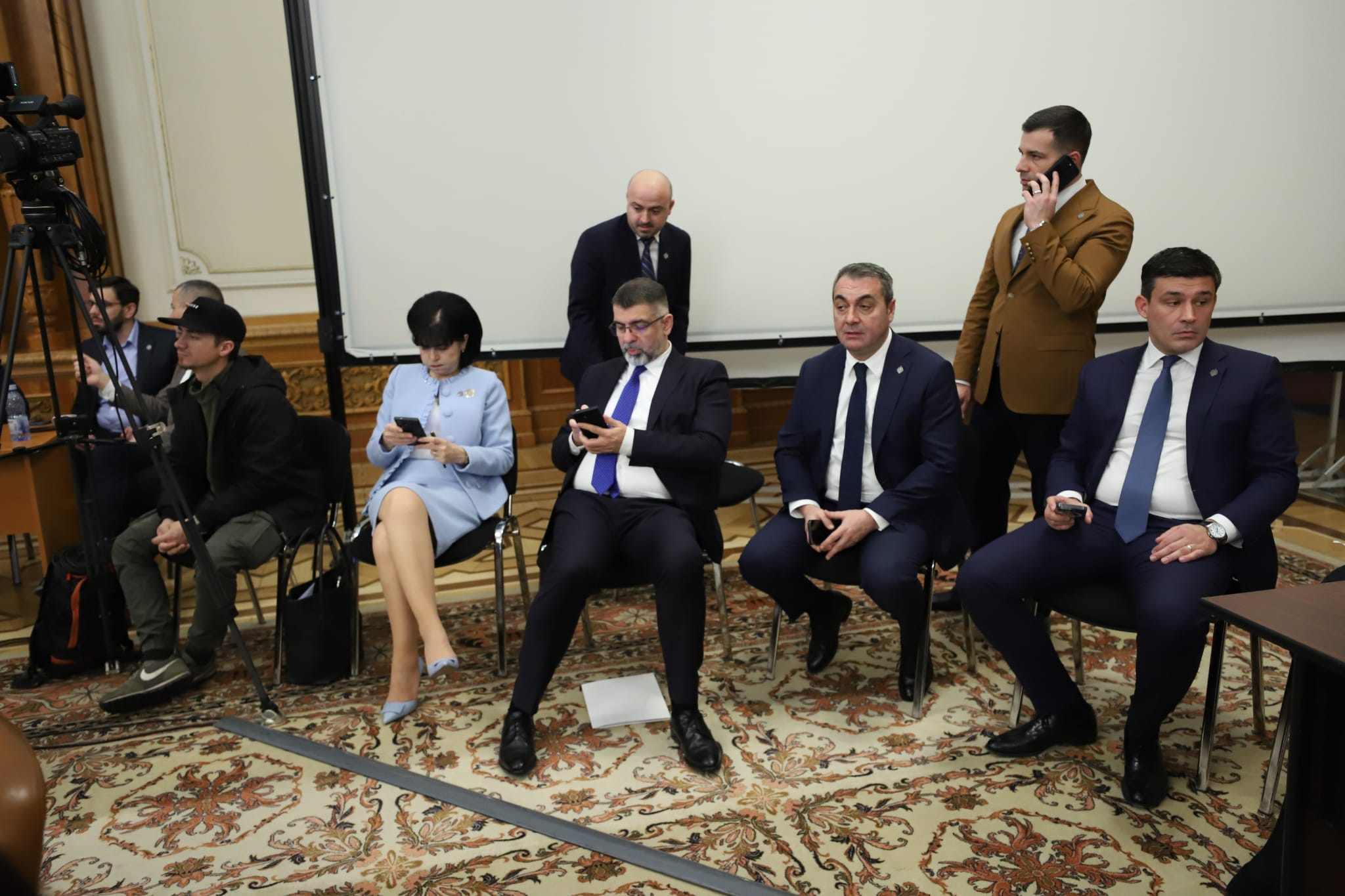 Guvernul Ciolacu 2, învestit după audieri- fulger. Puterea a tremurat până în ultimul moment. Ce nu s-a văzut la televizor | Reportaj