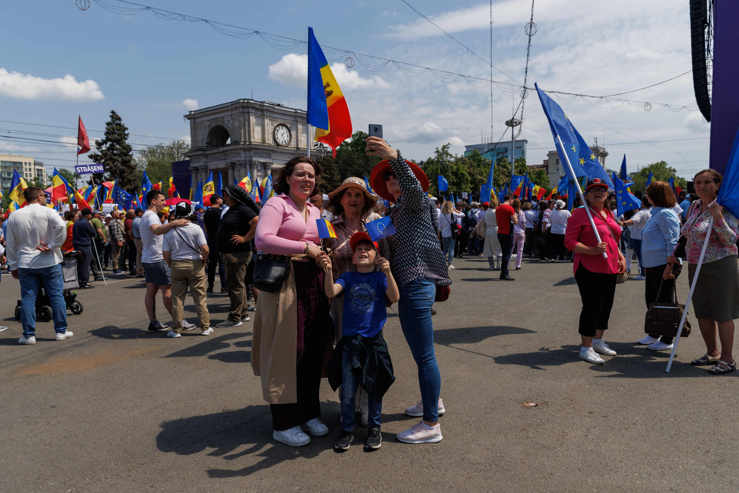 REPORTAJ. Marșul moldovenilor spre Vest a trecut peste șoselele pavate de sovietici. Libertatea a mers cu un autocar cu manifestanți spre piața din Chișinău în care 80.000 de oameni au strigat că vor în Europa