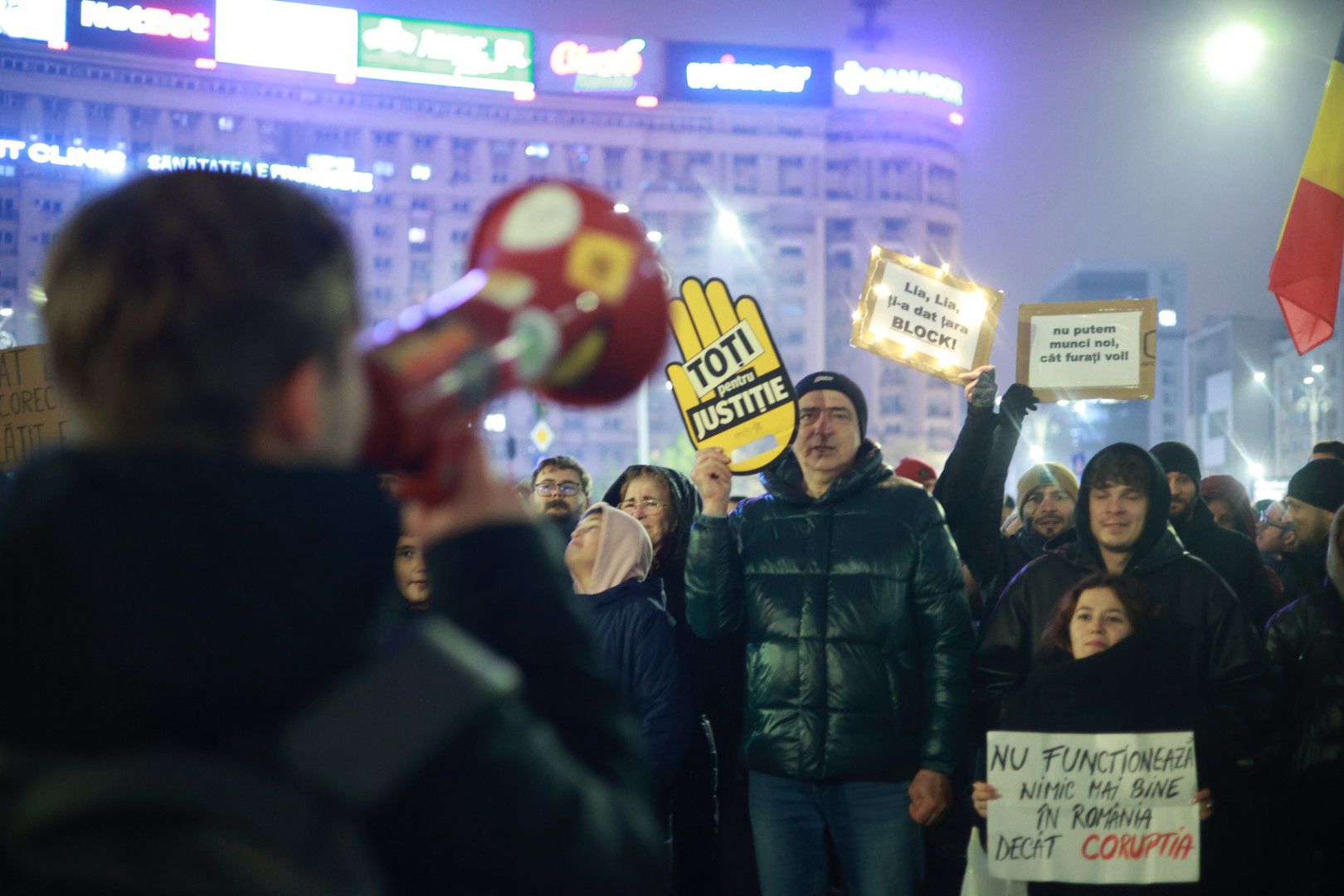 Marș pentru justiție în București: „Ați îngropat dosare / vă vrem la închisoare”/ Băsescu: MCV-ul ar putea fi reactivat
