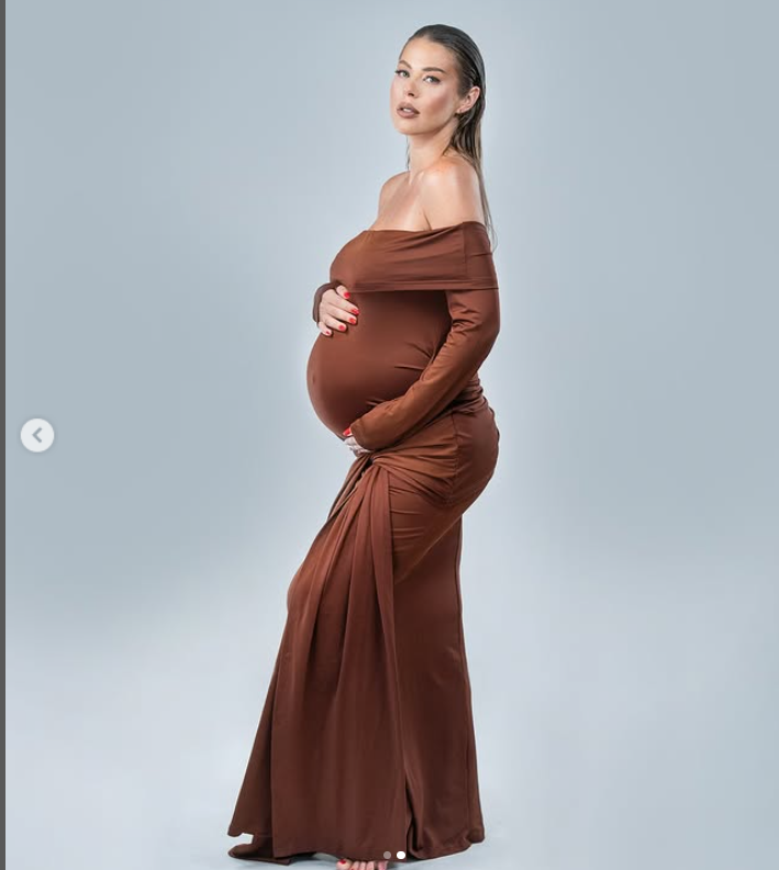 Roxana Nemeș se pregătește să nască gemenii. Imagini cu vedeta în ultima lună de sarcină. „Iubiții mei mă vor face în curând mămică”