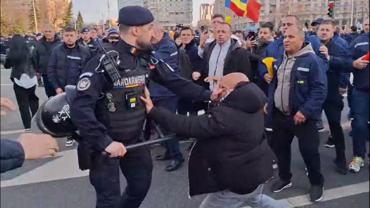 Bătaie între mineri și jandarmi la protestul din Piața Victoriei. „Au aruncat cu obiecte asupra forțelor de ordine și au forțat dispozitivul de panouri metalice”