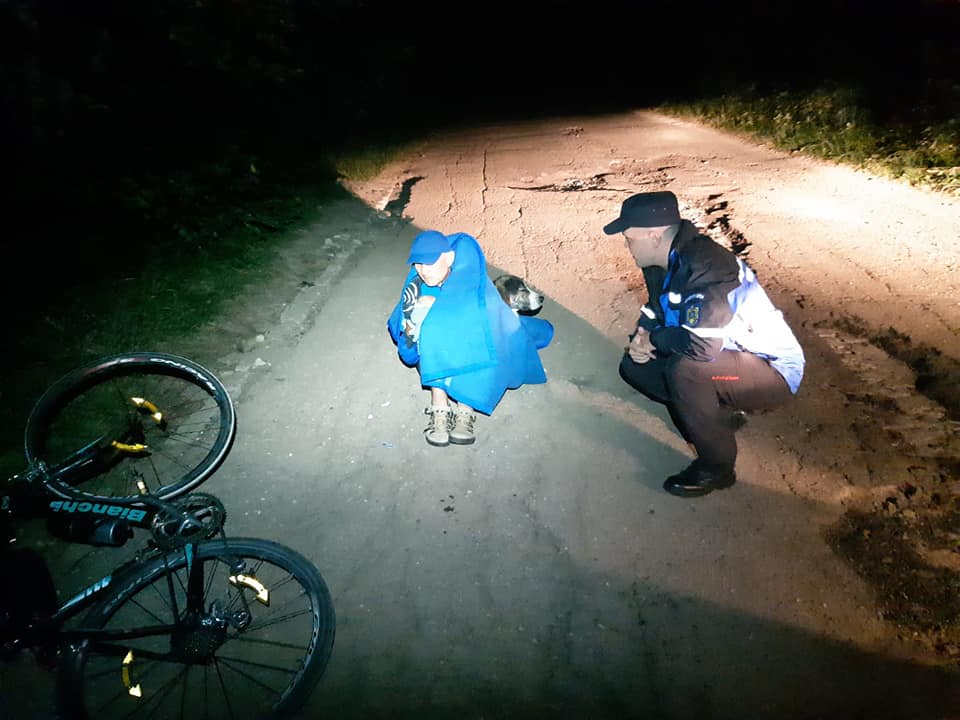 Biciclist accidentat în Munții Semenic, salvat de un câine. Animalul i-a încălzit corpul, până la sosirea jandarmilor