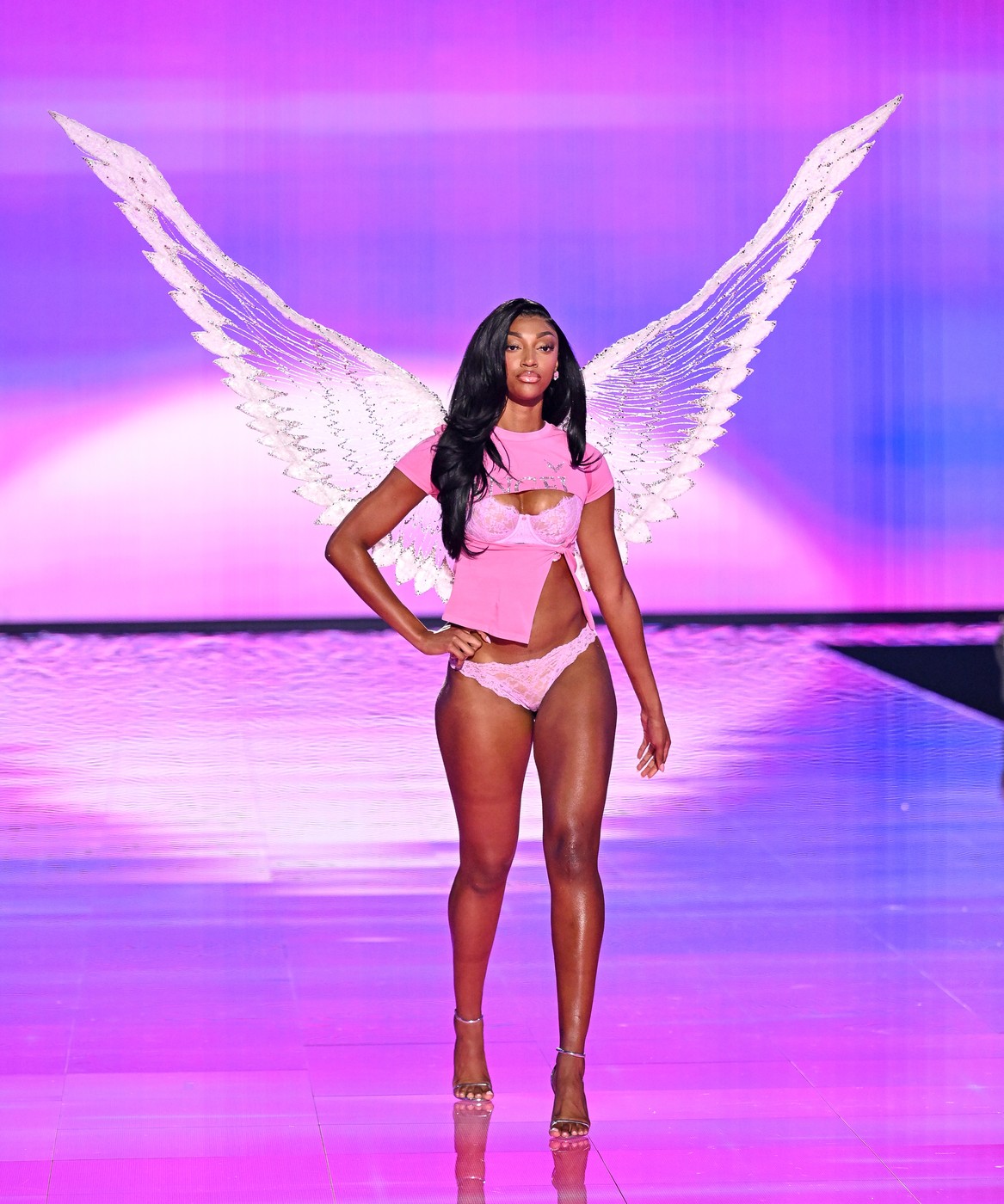 Vedetele care au defilat la Victoria’s Secret Fashion Show 2025. Gigi și Bella Hadid au făcut furori, însă fotomodelul clanului Jenner a lipsit