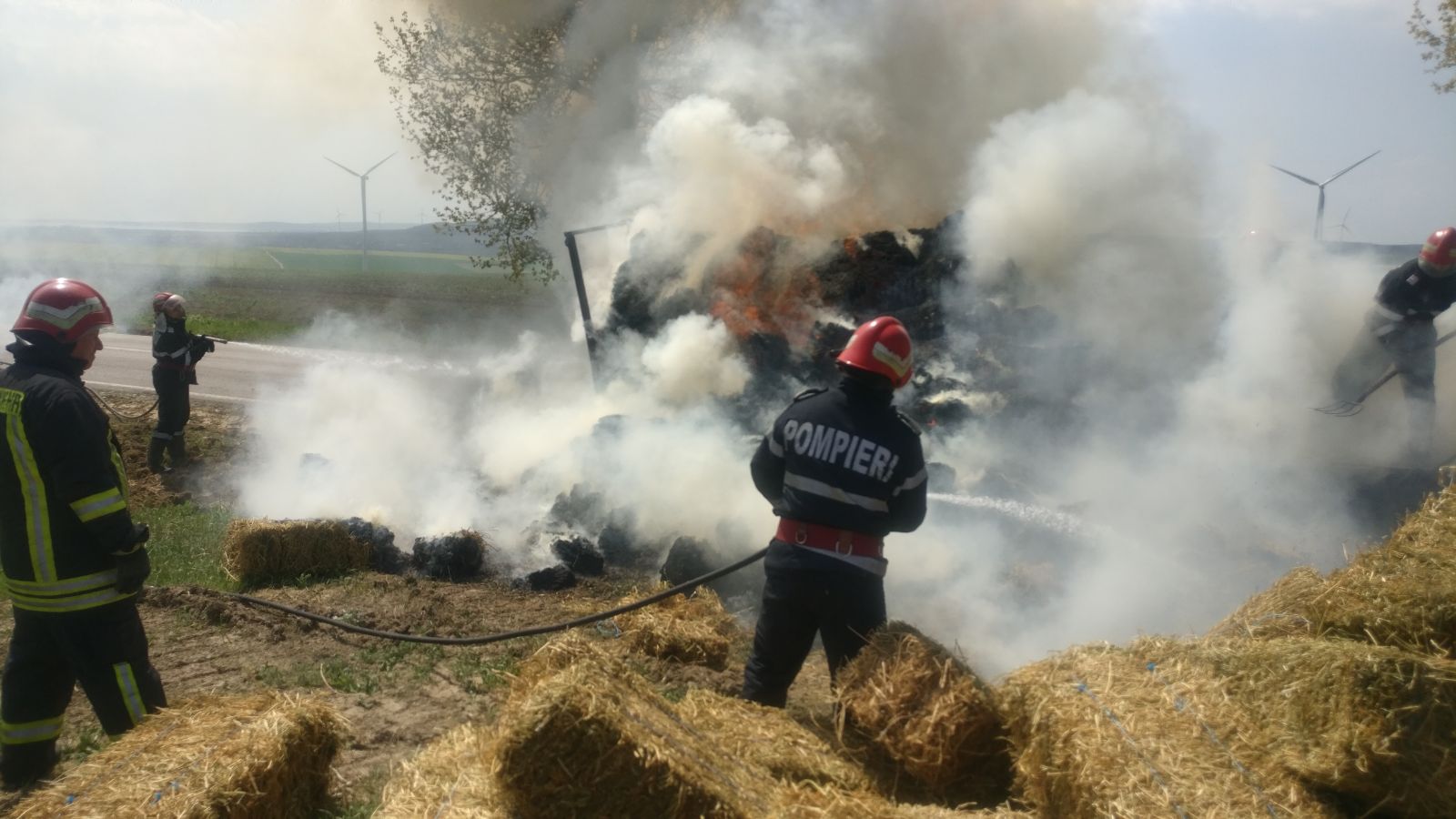 Incendiu puternic izbucnit pe DN 222, între Tulcea și Agighiol, la o remorcă încărcată cu baloți/ FOTO&VIDEO