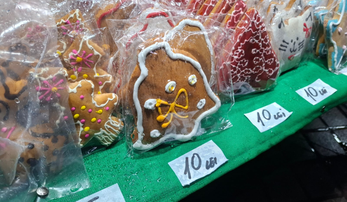 Cât costă o porție de fasole cu ciolan la Târgul de Crăciun din Piața Constituției (București). Are același preț ca sărmăluțele cu mămăliguță