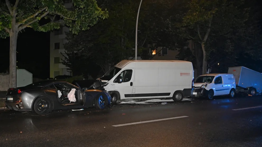 Un Ferrari California de curse, cu 460 CP, s-a făcut praf pe o stradă din Berlin, unde a lovit violent mai multe mașini parcate