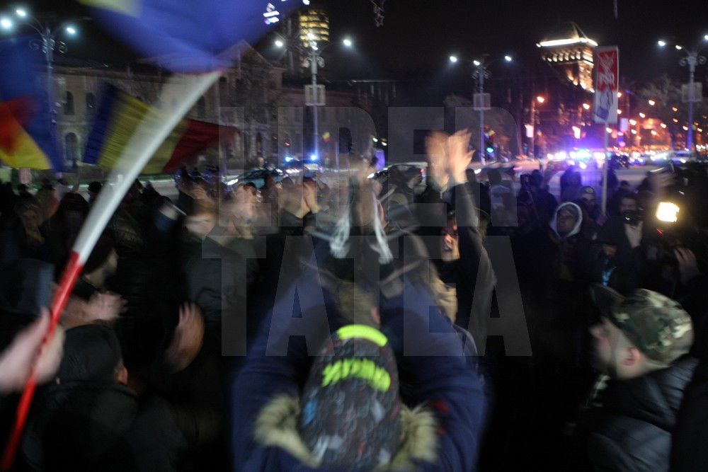 UPDATE. Protest, miercuri seara, în Piața Victoriei. ”Uniți toți, scăpăm țara de hoți!”. Hora frăției, în fața Guvernului / GALERIE FOTO