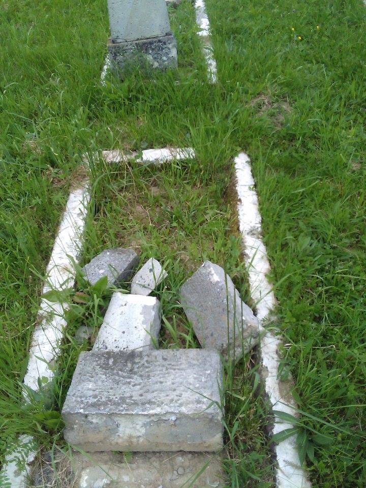 Poliția din Dej s-a sesizat în cazul mormintelor vandalizate din Cimitirul Eroilor