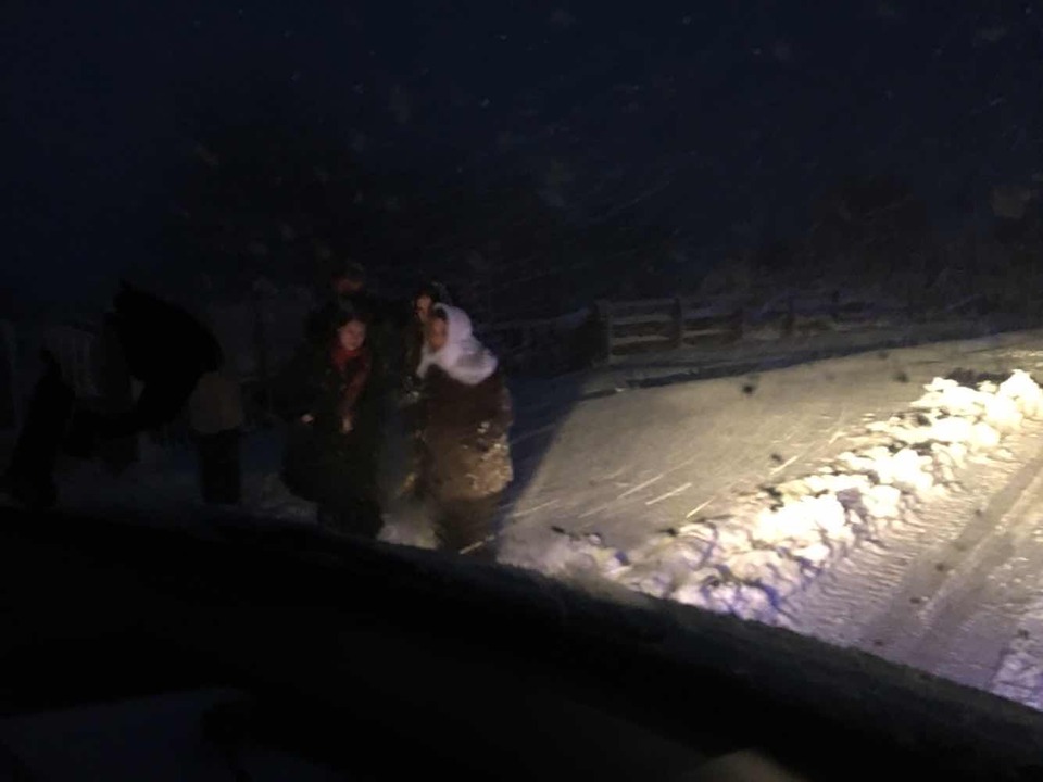 Femei însărcinate, blocate în zăpadă în județul Galați. Au fost salvate cu șenilata