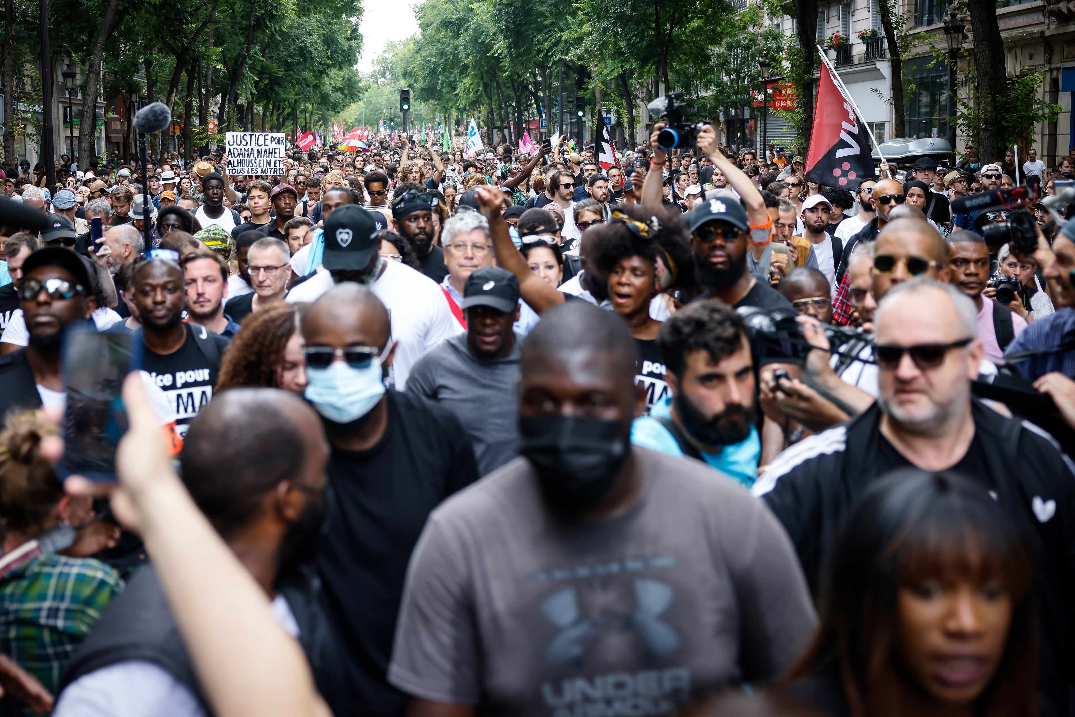 Sute de oameni au sfidat, la Paris, interdicția de a protesta, la o săptămână după revoltele urbane care au aruncat Franța în haos. VIDEO