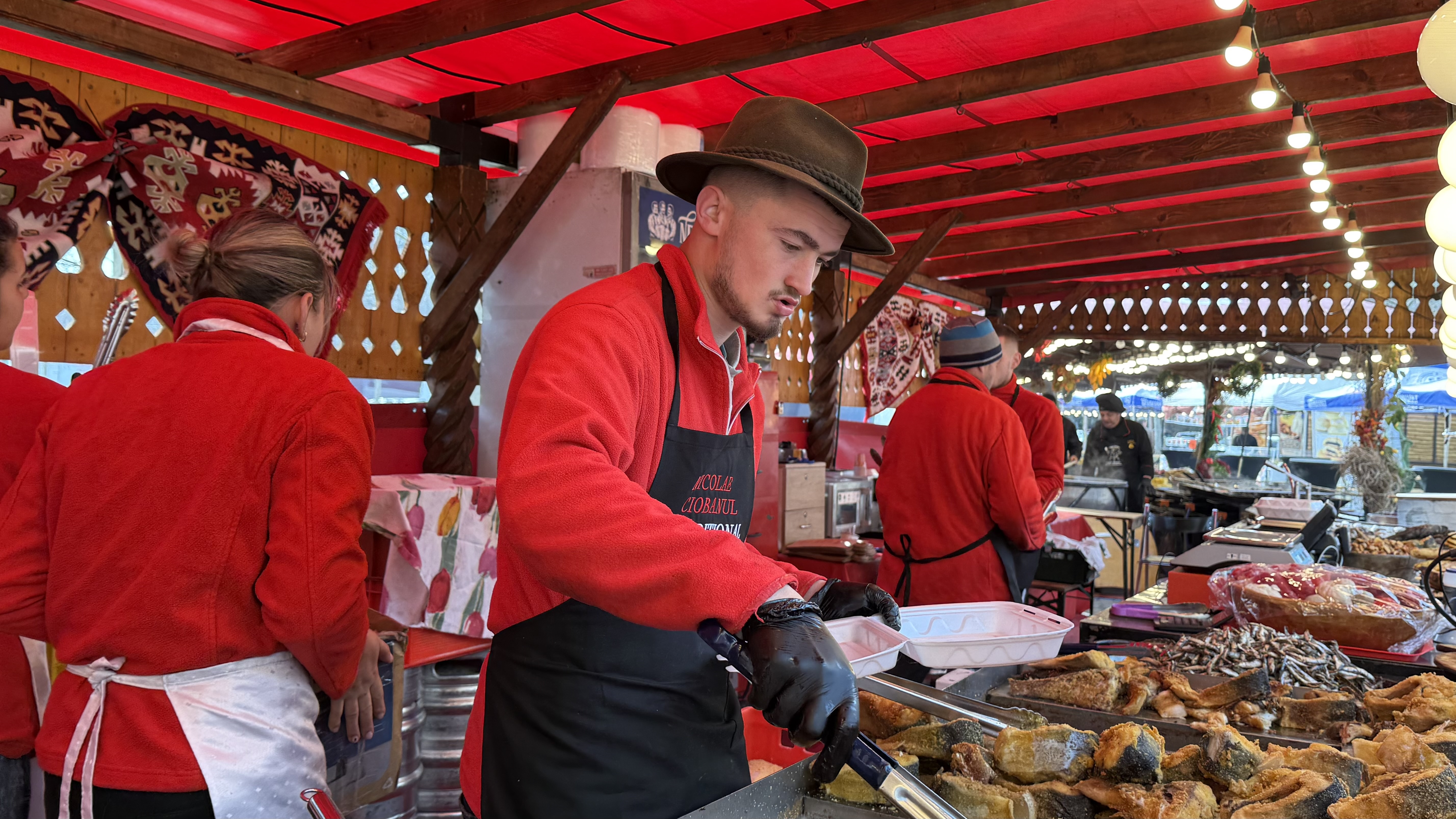 Cât costă o ciorbă pescărească lipovenească la Festivalul Pescăresc din București? O bucată de crap, cât un kilogram, în Obor