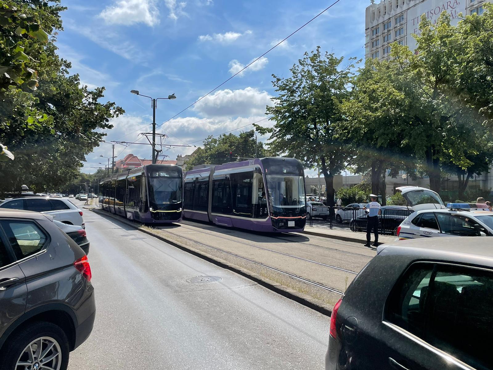 Femeie rănită după ce o bară de susținere dintr-un tramvai nou din Timișoara s-a desprins