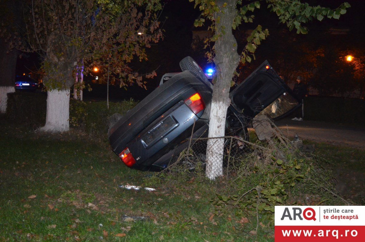 Un mort și doi răniți în urma unui accident în Arad. Supraviețuitorii au reușit să iasă din mașina răsturnată