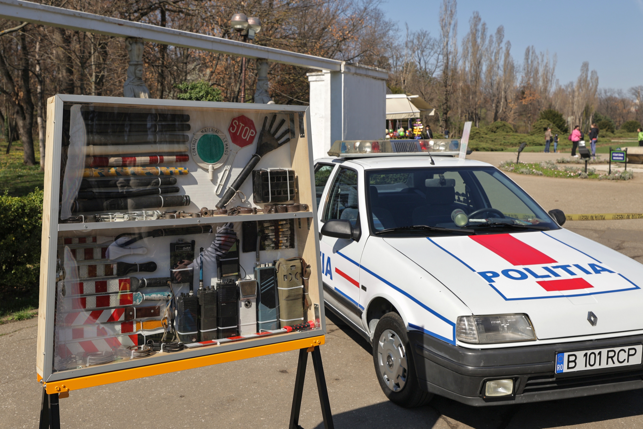 FOTO. Ziua Poliției Române, sărbătorită în avans. Sute de persoane în Parcul Herăstrău, unde au putut vedea echipamentele din dotarea Poliţiei