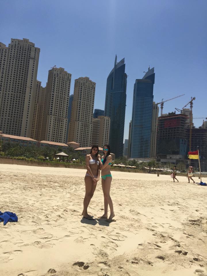 Prodanca și-a luat fetele și s-au zbenguit pe plajă și în apă! / GALERIE FOTO