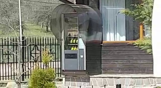 VIDEO/Automat cu lumânări și tămâie la intrarea într-un cimitir din Prahova. Inițiativa aparține preotului unei parohii din Câmpina