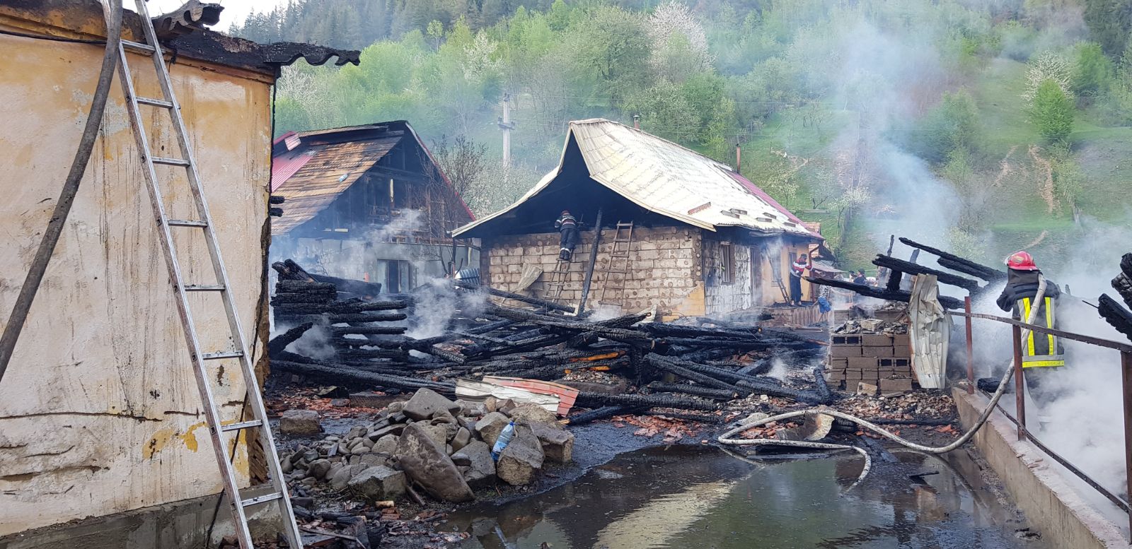 FOTO/Incendiu puternic în Bacău, patru case și două adăposturi de animale fiind cuprinse de flăcări. Focul, pus intenționat