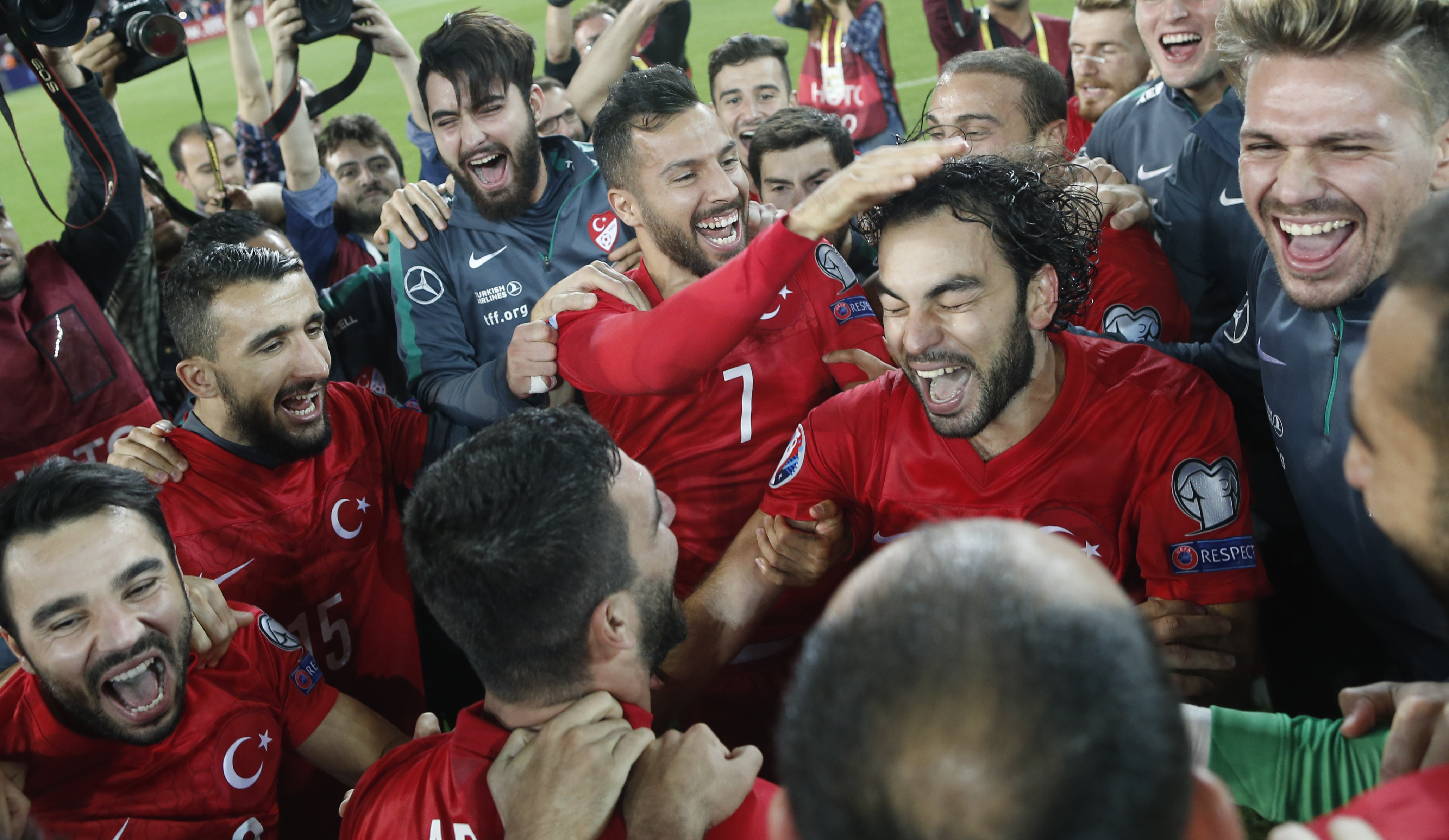 Ea e muza jucătorului pe care-l divinizează toată Turcia. Selcuk ”Xavi” Inan a adus calificarea directă a Turciei la Euro 2016 cu o bijuterie de gol, în ultimul minut. ^Cum au reacționat comentatorii turci. Imaginile FERICIRII de la Konya