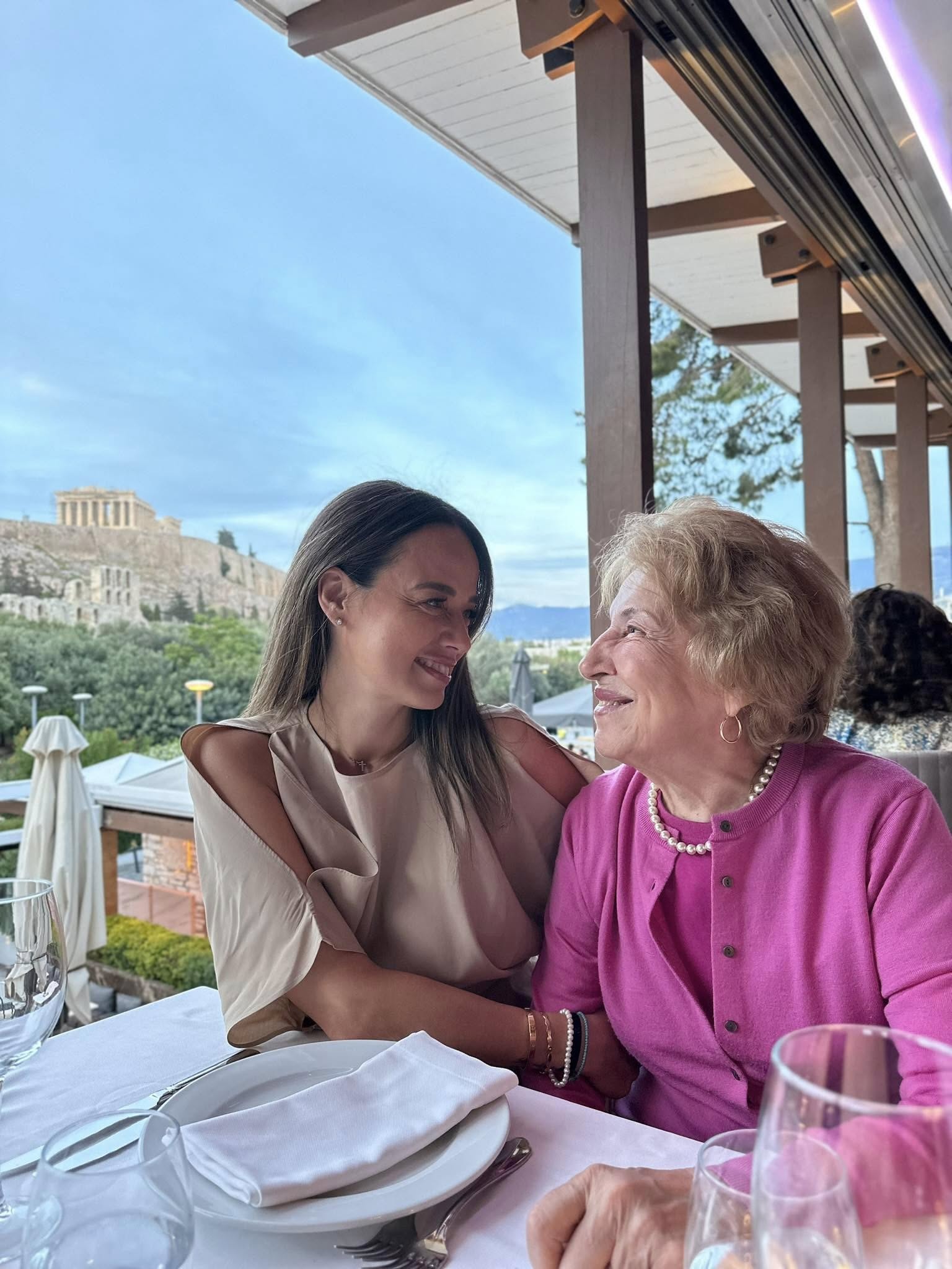 Imagini rare cu mama Andreei Raicu, care are 85 de ani și „probleme la genunchi și coloană și uneori se mișcă greu”. Dezvăluiri și despre tatăl ei