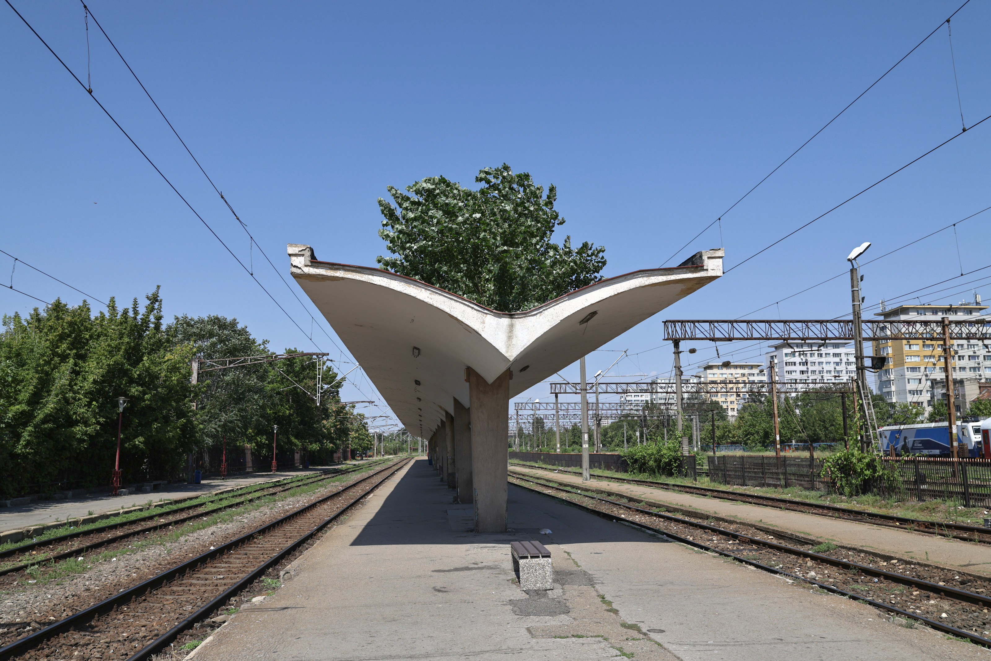 „Doar pentru tine, Amore”. O manea, un fotoliu părăsit și un ceas blocat, locul abandonat din București