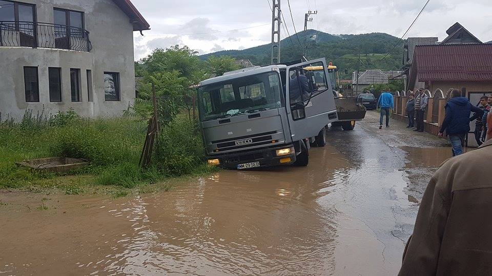 Inundații în Sighetu Marmației. Zeci de persoane, evacuate din calea apei