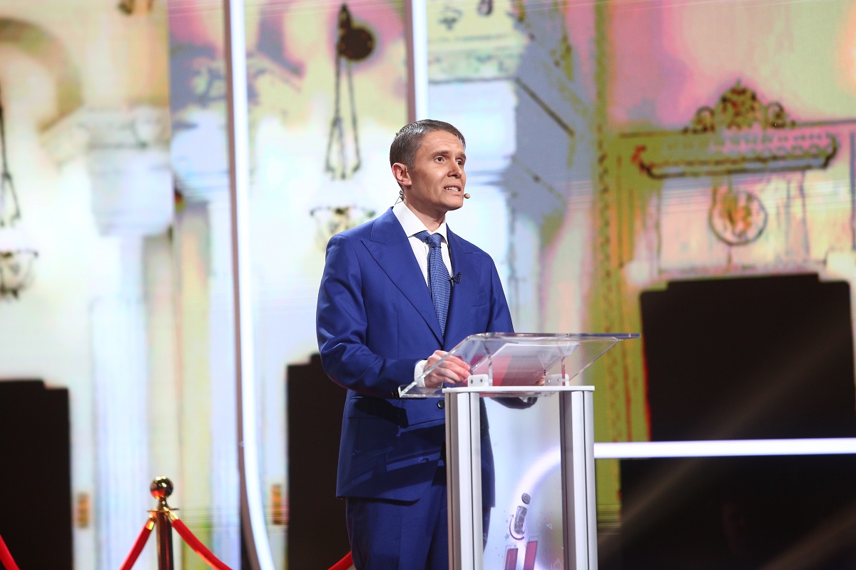 Ionuț Rusu, moment spectaculos pe scena „iUmor”. Actorul s-a „transformat” în Klaus Iohannis și a făcut glume prezidențiale pe seama juraților