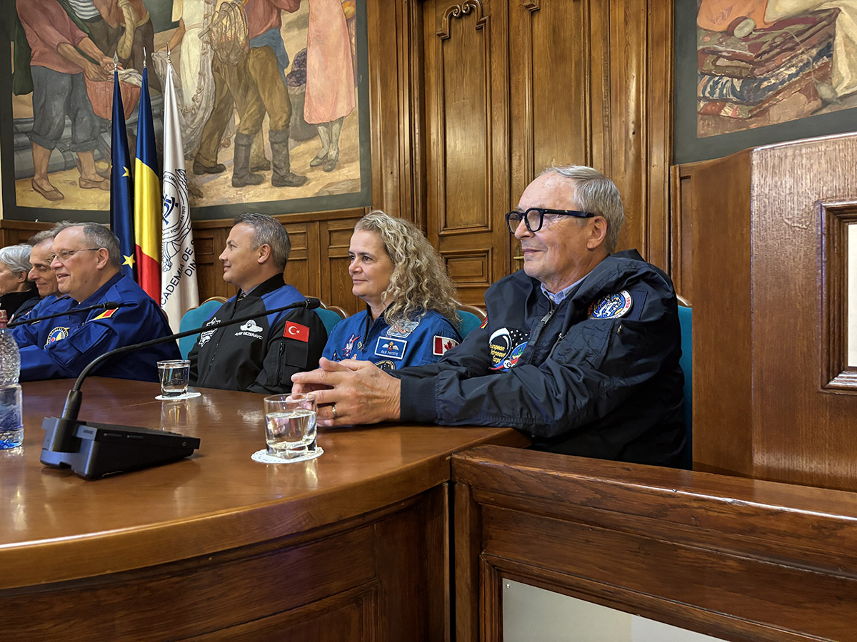 „De acu', stau cu ochii în tavan și mă belesc toată viața”. Reportaj de la ceremonia „45 de ani de la zborul lui Dumitru Prunariu în spațiul cosmic”