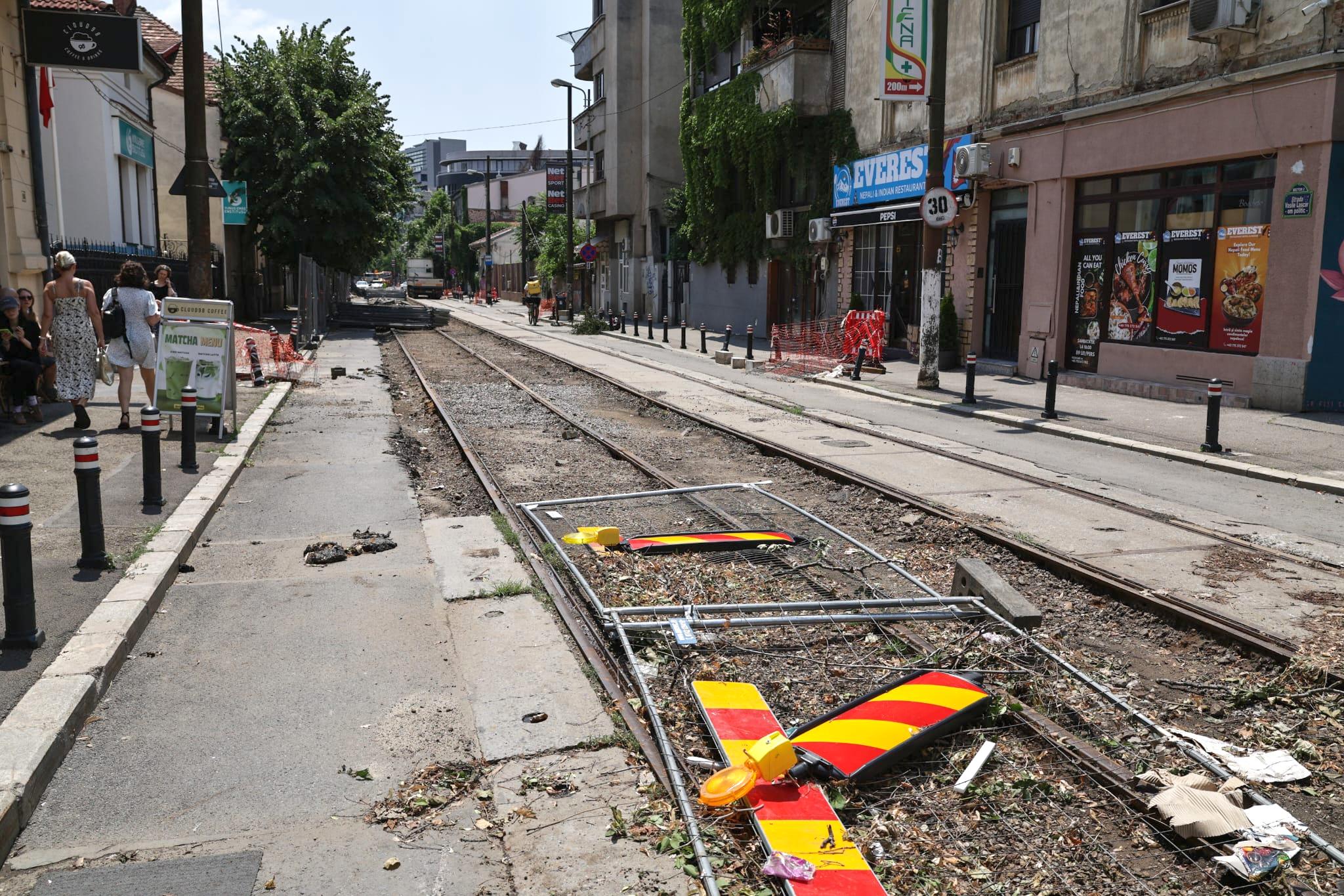 „Haos total! Tremură casa când trec utilajele”. Am mers pe șantierul STB să vedem cum se lucrează la schimbarea liniilor de tramvai