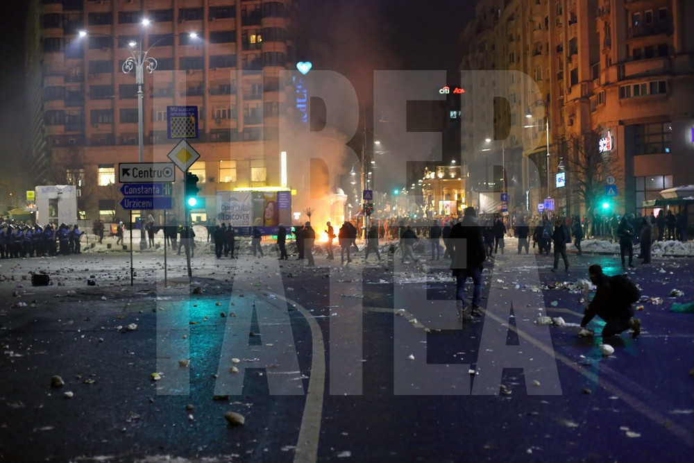 Violențe între ultrași și jandarmi, miercuri seară, în Capitală, pe finalul protestelor / FOTO & VIDEO
