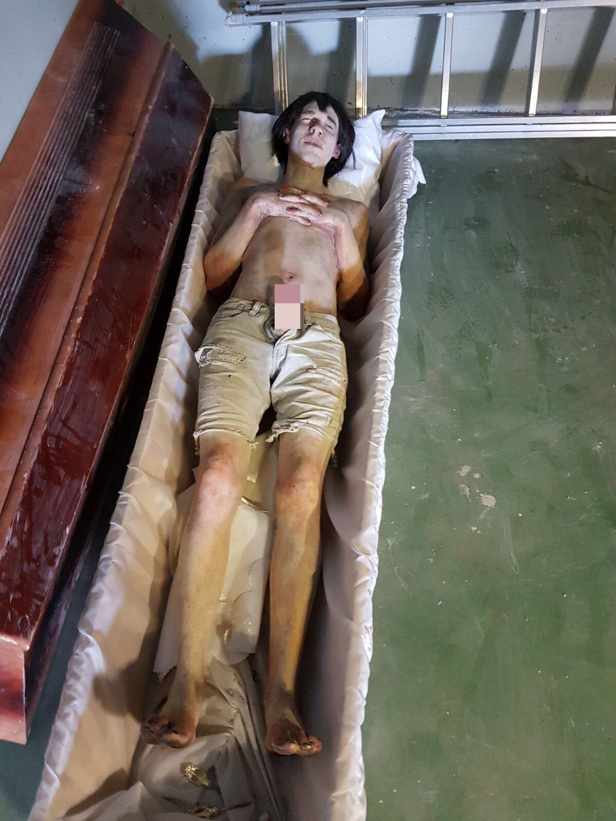 FOTO| Apariție șocantă lângă cel mai mare centru business din Timișoara. Operă de artă reprezentând un „mort” cu penisul în erecție, așezat într-un sicriu