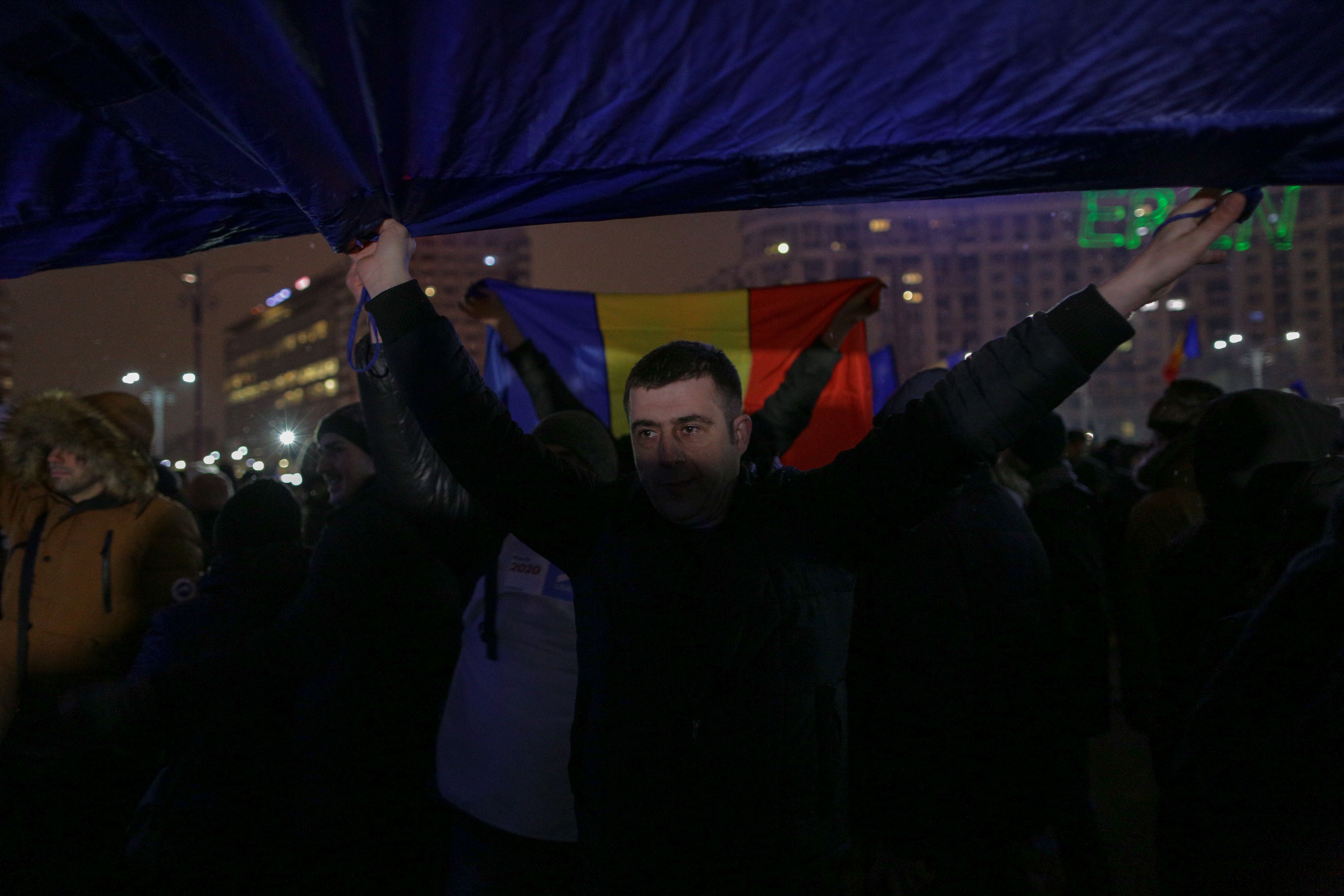 VIDEO/ Proteste în București, în fața Guvernului, și în principalele orașe din țară. Cioloș și Barna, prezenți în Piața Victoriei