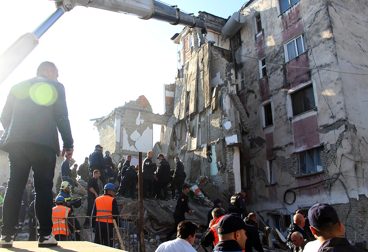 Cutremur devastator în Albania: 40 de morți și 658 de răniți. Momentul în care s-a produs seismul, surprins de camerele de supraveghere