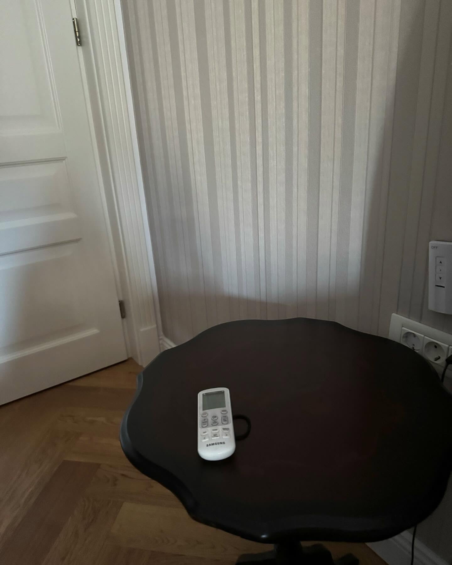 Imagini din casa în care locuiește Mara Bănică. Parchetul a costat 10.000 de euro: „E un apartament într-o casă boierească”