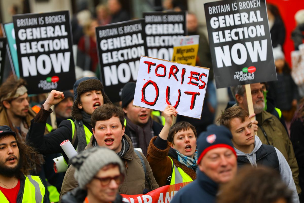 Protest al ”vestelor galbene” în Londra. Englezii au ieșit în stradă pentru a cere alegeri generale anticipate