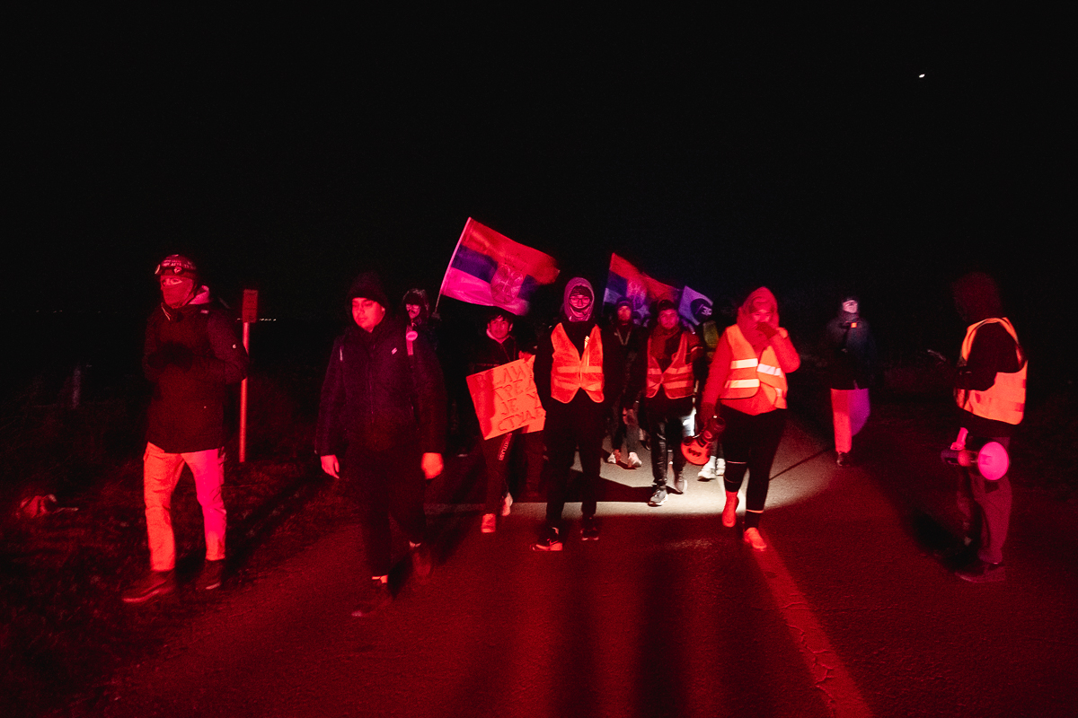Cum protestează studenții sârbi prin marș și de ce strigă numele Laurei Kovesi