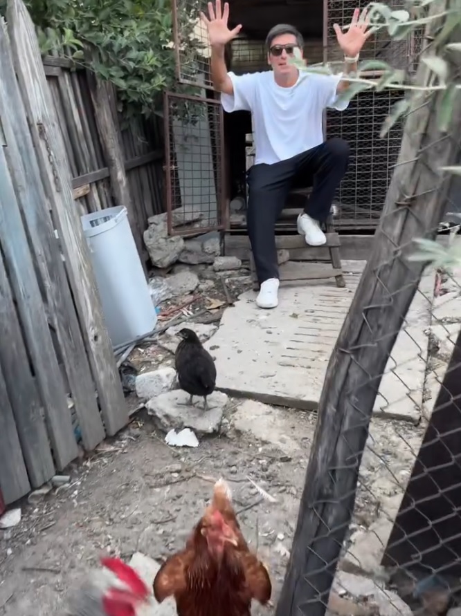 Imaginea cu Radu Vâlcan în coteț, înainte de premiera „Insula Iubirii”, sezonul 9, i-a uimit pe fani. Anunțul făcut printre găini: „Am ajuns la țară”