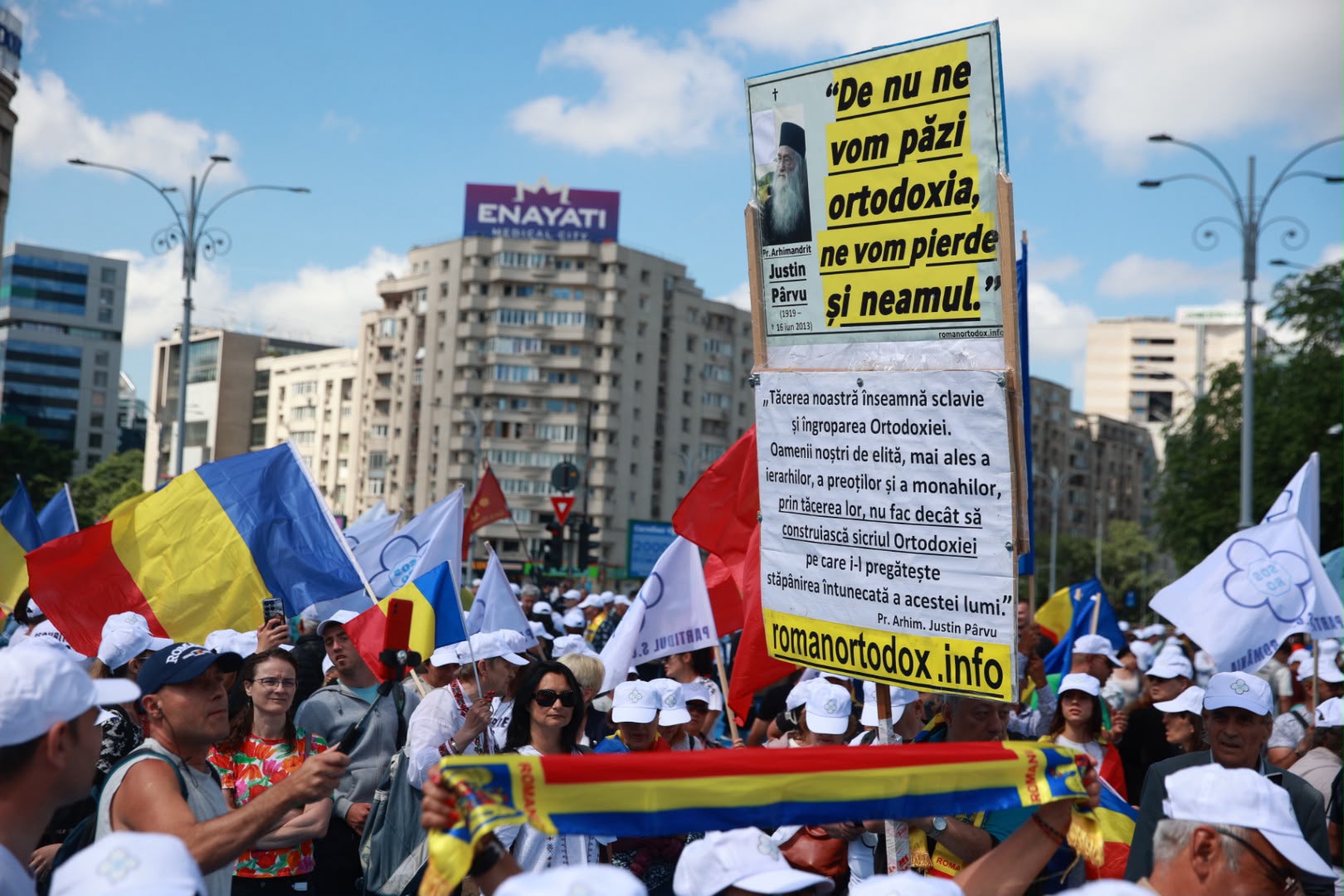 „Marșul Normalității”, condus de Diana Șoșoacă, a adunat câteva sute de oameni: scandări împotriva minorităților și a lui Ilie Bolojan