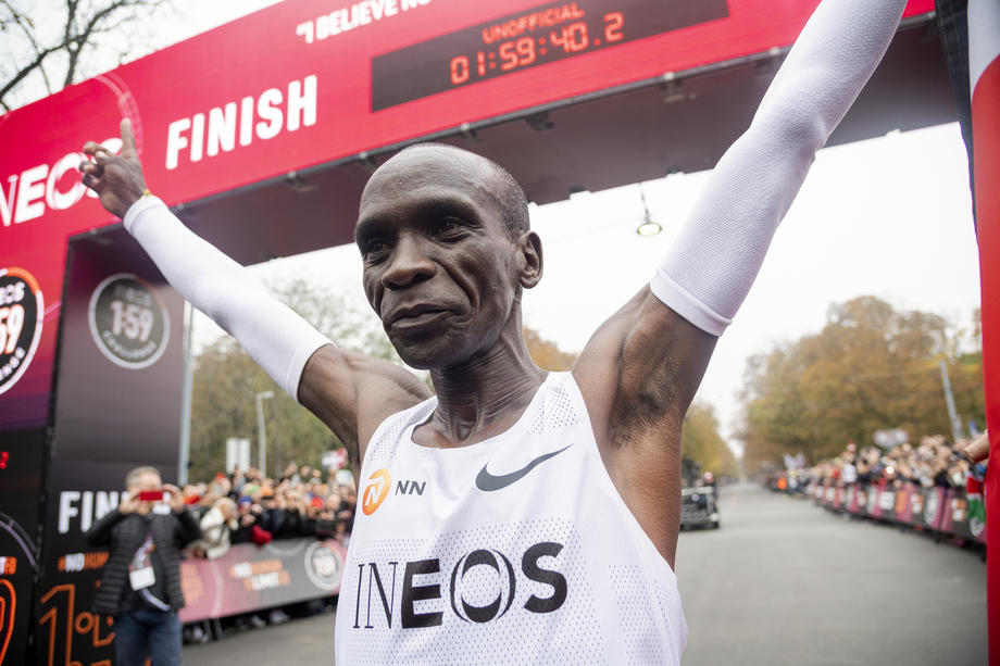 Un kenyan a făcut istorie! Eliud Kipchoge, primul atlet care aleargă maratonul în mai puțin de două ore / VIDEO