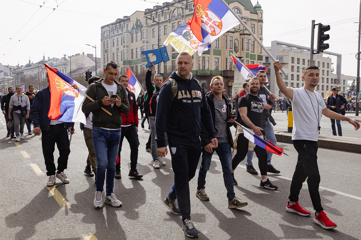 Drapelul României flutură în mijlocul protestului uriaș de la Belgrad: „Ne-am inspirat de la voi!”