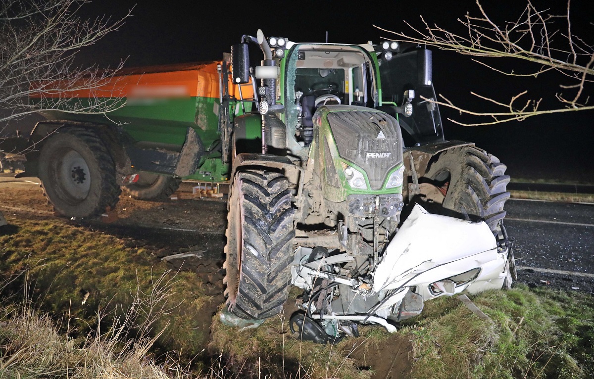 Salvatorii n-au știut ore în șir câți oameni erau într-o mașină strivită complet de un tractor, pe un drum din Germania
